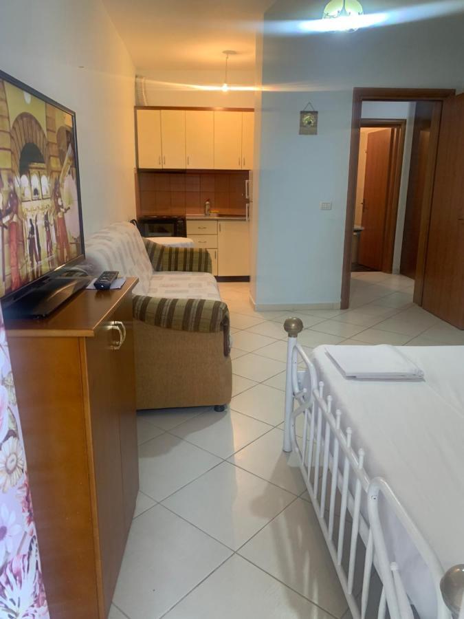Caramel Sun Studios Apts Sarandë Esterno foto
