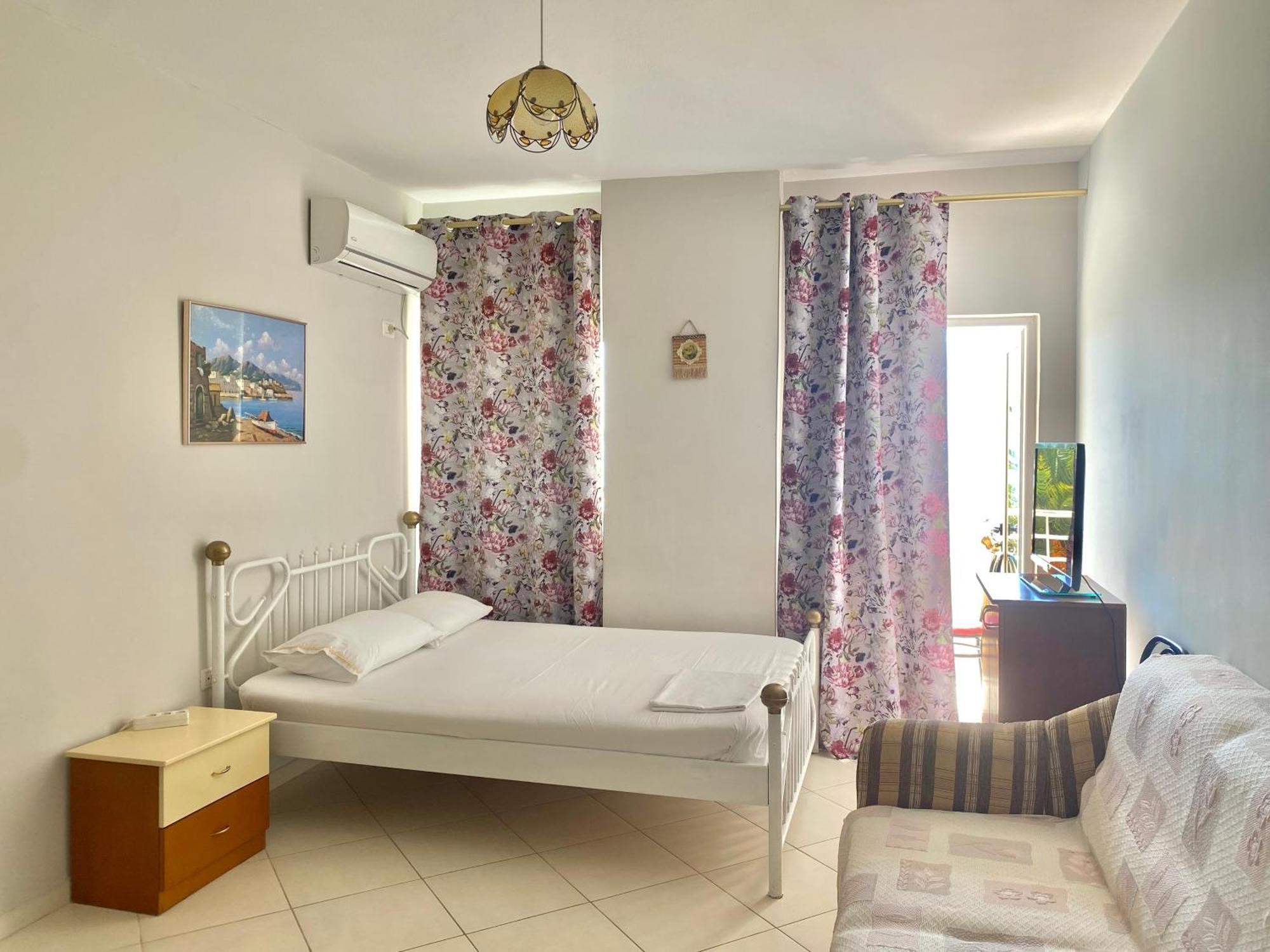 Caramel Sun Studios Apts Sarandë Esterno foto